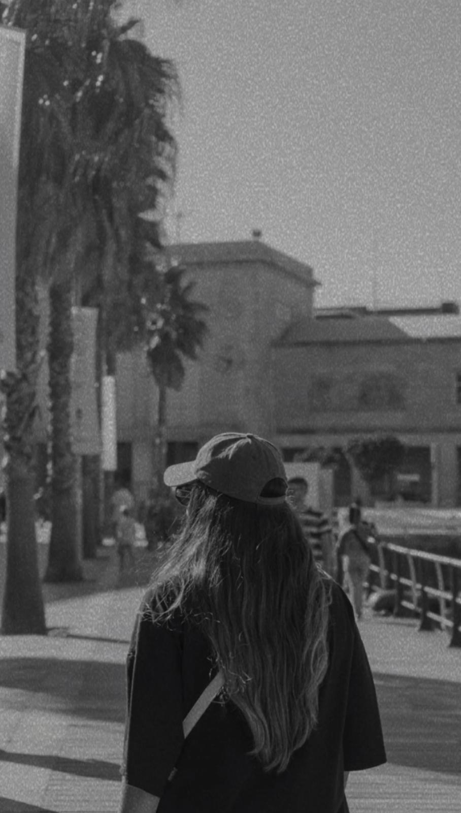 Paula Rivas junto al mar
